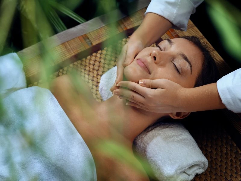 Dụng cụ massage bằng sừng có tốt không? Công dụng & cách sử dụng